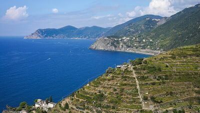 <div class="buttonTitle"><div class="roundedlIcon white mbianco mprest"></div></div>Walking the Trails of Cinque Terre