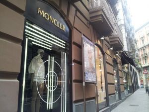 <div class="buttonTitle"><div class="roundedlIcon white mbianco mprest"></div></div>Exploring Italy&#039;s Best Fashion Districts: Where Style Meets Tradition