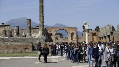 <div class="buttonTitle"><div class="roundedlIcon white mbianco mprest"></div></div>Pompeii wil stop ticket to 20,000 a day