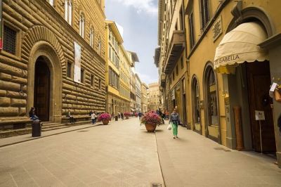 <div class="buttonTitle"><div class="roundedlIcon white mbianco mprest"></div></div>Exploring Italy&#039;s Best Fashion Districts: Where Style Meets Tradition