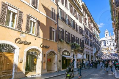 <div class="buttonTitle"><div class="roundedlIcon white mbianco mprest"></div></div>Exploring Italy&#039;s Best Fashion Districts: Where Style Meets Tradition