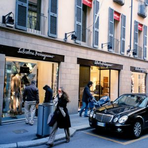 <div class="buttonTitle"><div class="roundedlIcon white mbianco mprest"></div></div>Exploring Italy&#039;s Best Fashion Districts: Where Style Meets Tradition